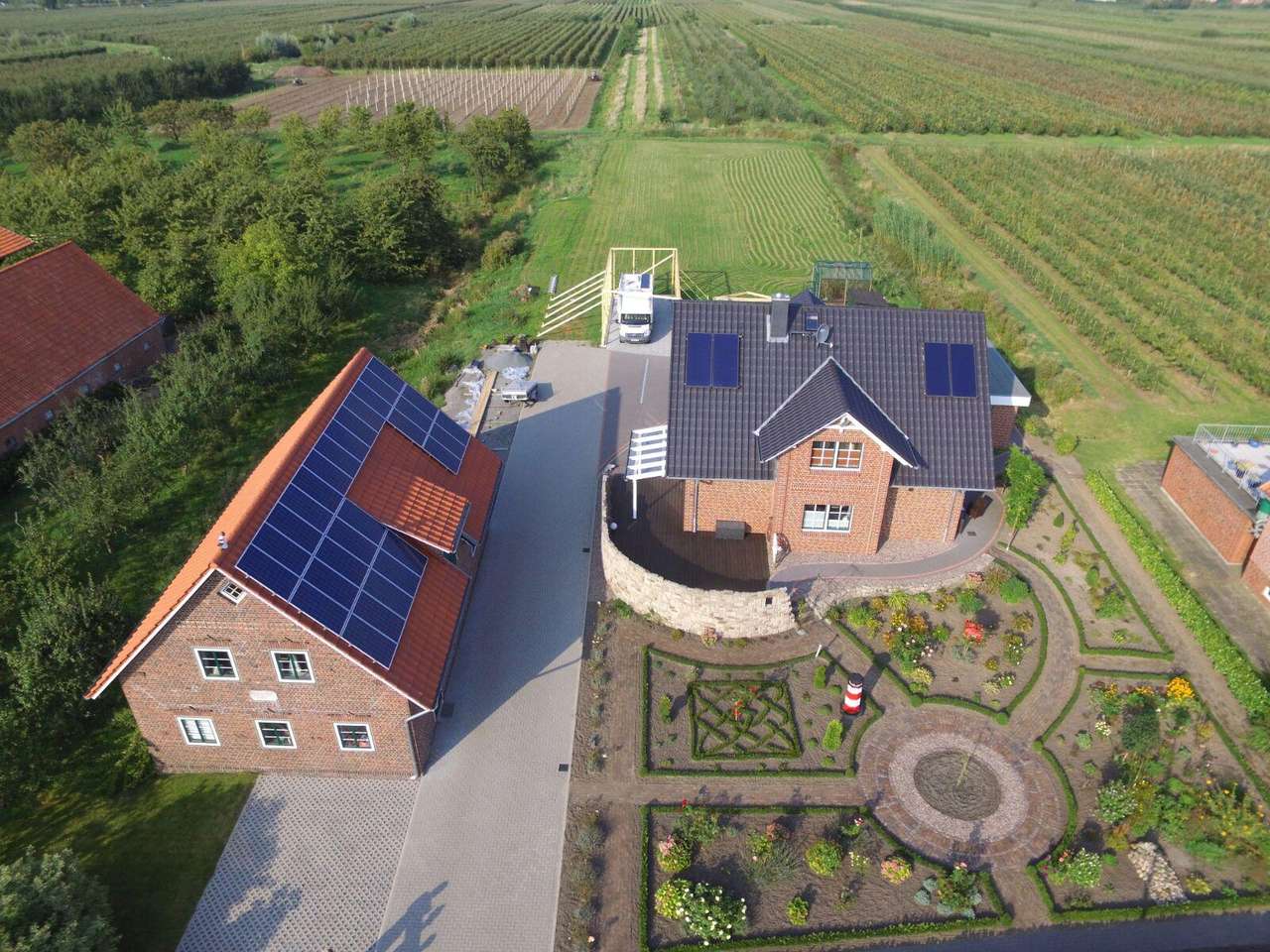 hochwertiges Einfamilienhaus (KfW 70) mit Nebengebäude, Doppelgarage und riesigem Grundstück hochwertiges Einfamilienhaus (KfW 70) mit Nebengebäude, Doppelgarage und riesigem Grundstück